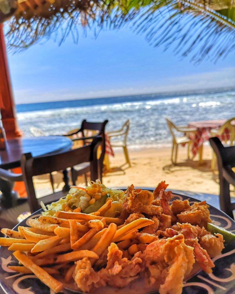 Фото: отдых в Шри-Ланке в апреле, ресторан в Хиккадува на пляже