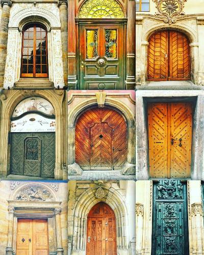 Двери домов в Праге