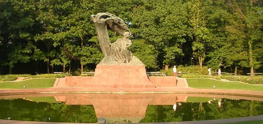 Места памяти Шопена в Варшаве Памятник Шопену в Королевских садах Варшавы