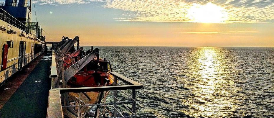 Фото: морские круизы по Средиземному морю Закат на круизном лайнере 5*