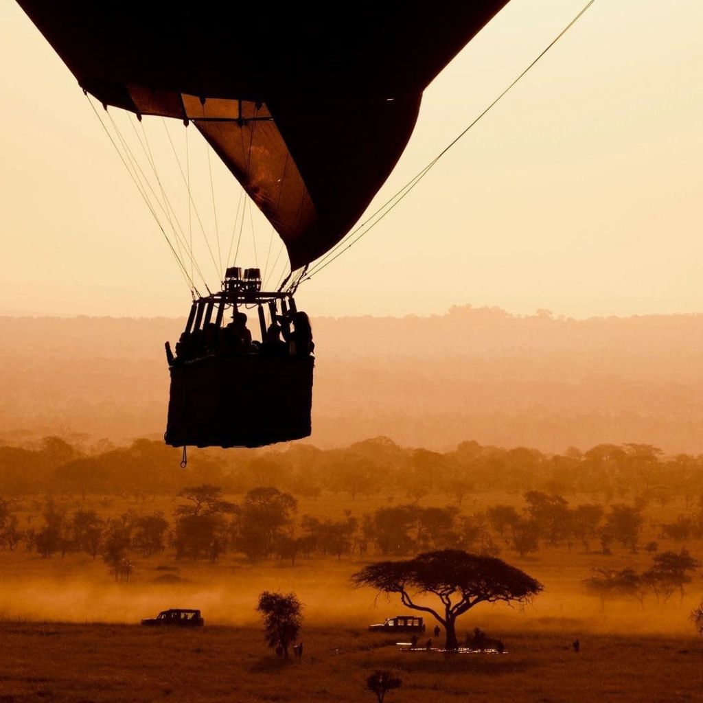 Полет на воздушном шаре над африканской саванной