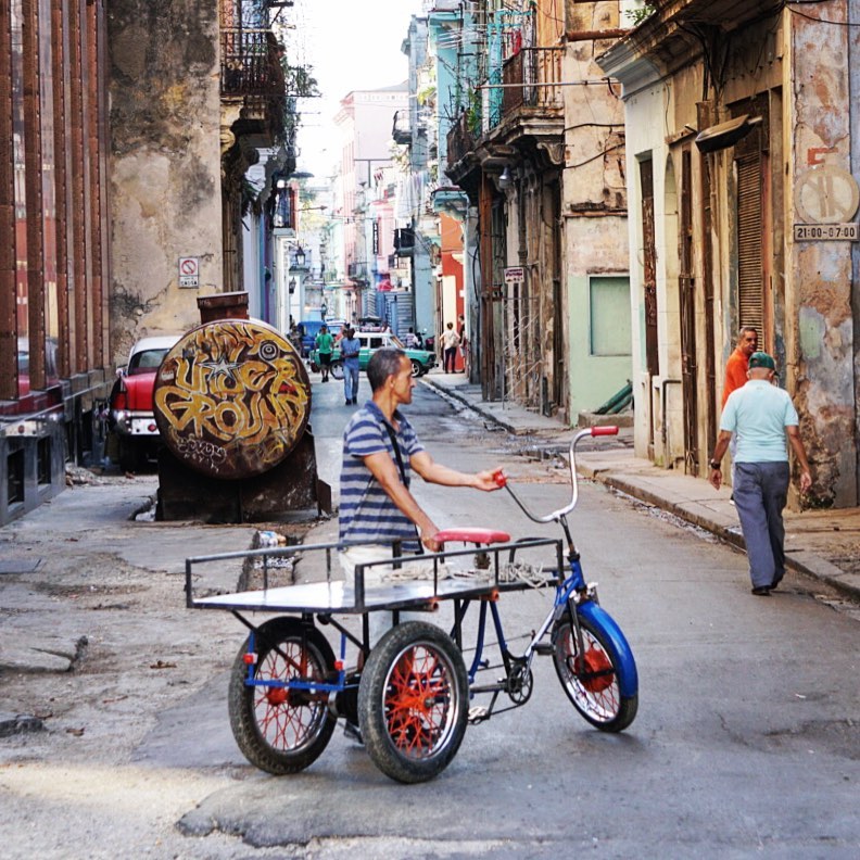 Фото: эти странные кубинцы, улочки Гаваны