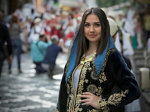 Албанская девушка в национальном костюме