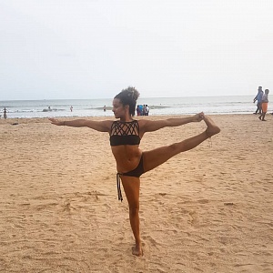 Йога на пляже Мажорда