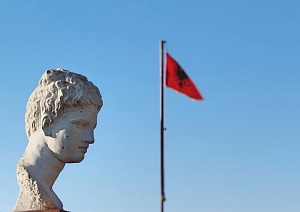 Статуя в Бутринте, Албания